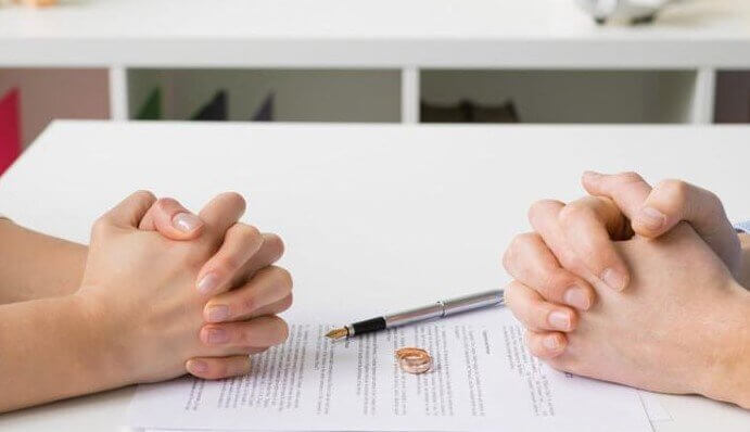 Чи потрібно змінювати прізвище після розлучення: правовий та соціальний аспекти