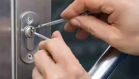 Как открыть дверь квартиры без ключа?