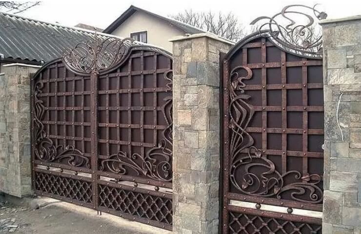 Metal gates: a combination of strength and aesthetics