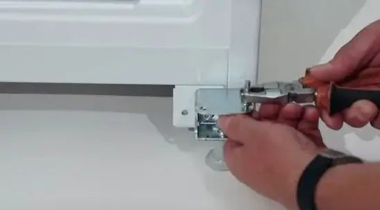 How to hang a door on a refrigerator