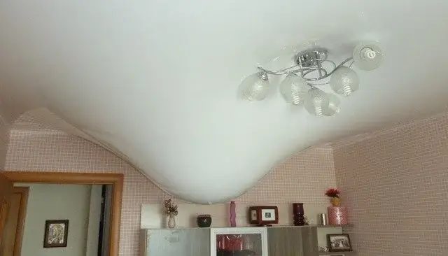 Работы по откачке воды с натяжных потолков