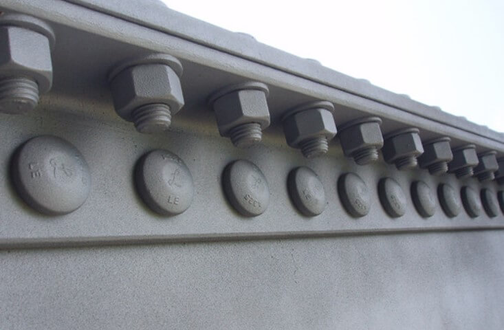 Роль металлического крепежа в инфраструктурных проектах: технические решения и инновации