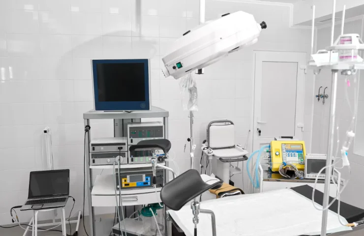 How is an independent examination of medical equipment for court carried out?