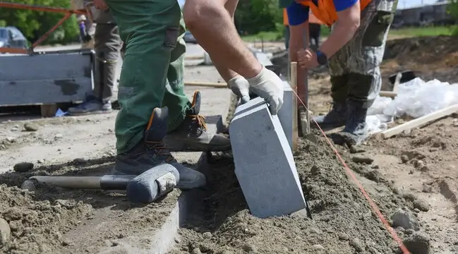 Тротуарний бордюр від Brukland: Висока якість та надійність