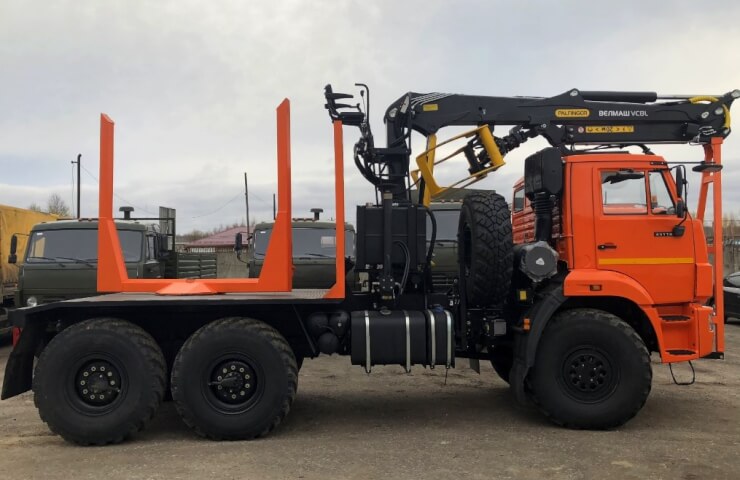 Timber truck with hydraulic manipulator