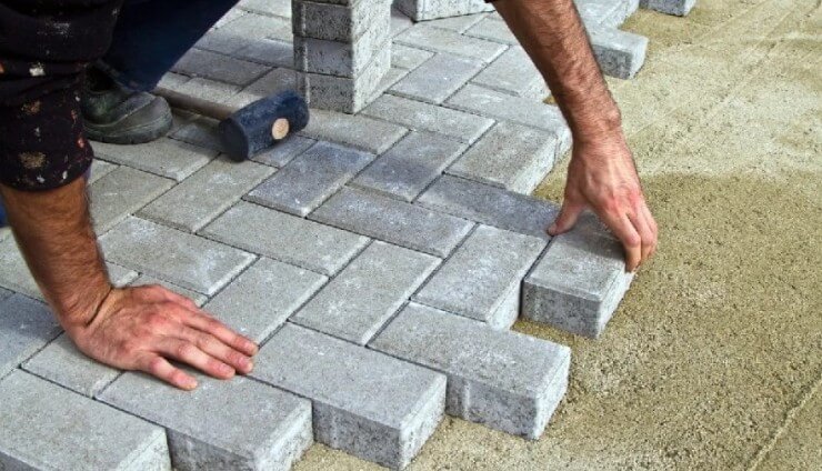 Укладка тротуарной плитки в Киеве: практичное и красивое благоустройство под ключ