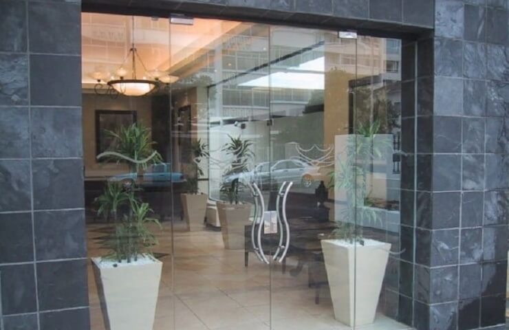 Stikla durvis: Gaismas un Stila Pilnveidots Risinājums Jūsu Mājai