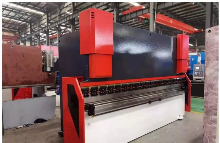 The use of sheet bending presses in metalworking workshops