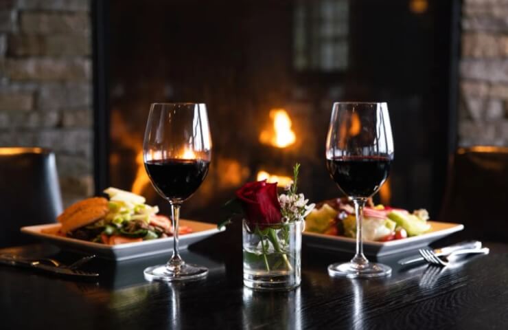 Как красиво оформить ужин дома: посуда, свет, вино — и бокалы как главный акцент уюта