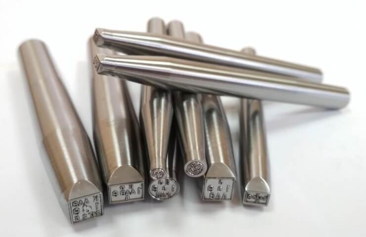 Вибір відповідного інструменту для довговічного маркування металевих деталей