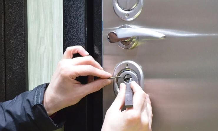 When the door lock becomes a problem. How to avoid panic and find a solution