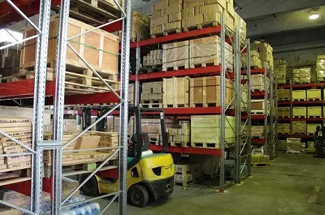 Металлические стеллажи для хранения в мастерской, гараже и на СТО