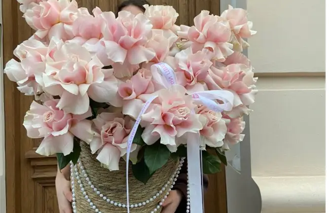 The courier is on site, but the recipient is not: What's going on with the bouquet and how can I save the delivery?