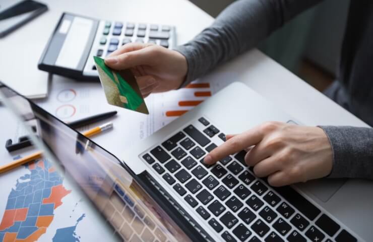 Як безпечно оплатити навчання, лікування або нерухомість за кордоном