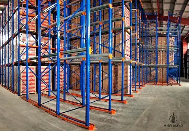 Стелажі: види, призначення та особливості використання