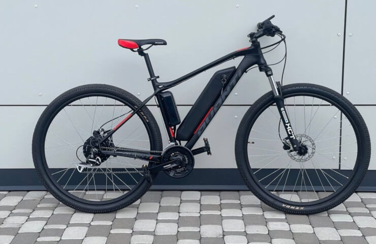 Електровелосипед vs Мотоцикл: Чому майбутнє міської логістики за педалями?