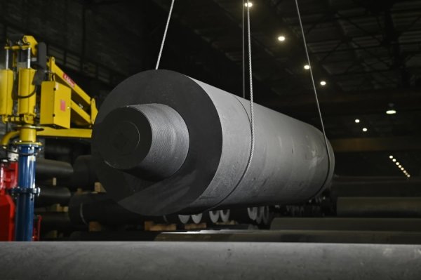 Группа "Эл 6" начинает промышленные поставки крупногабаритных графитированных электродов