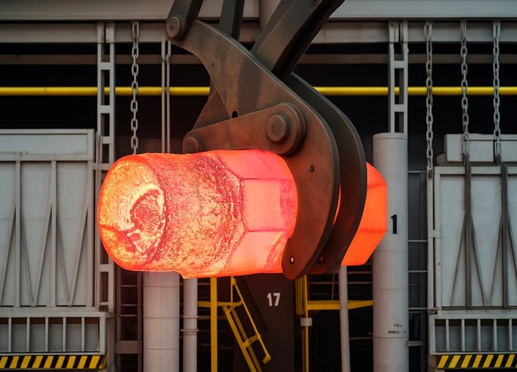 Volgograd's Krasny Oktyabr cast an ingot weighing 125 tons for the first time using a siphon method.