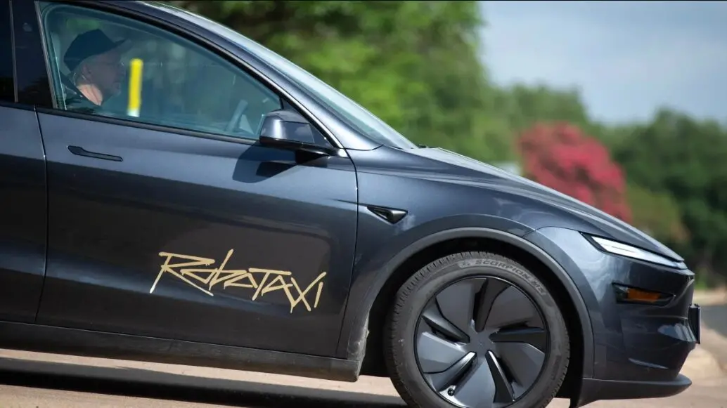 Tesla наконец-то запускает поездки на роботаксе без мониторов безопасности