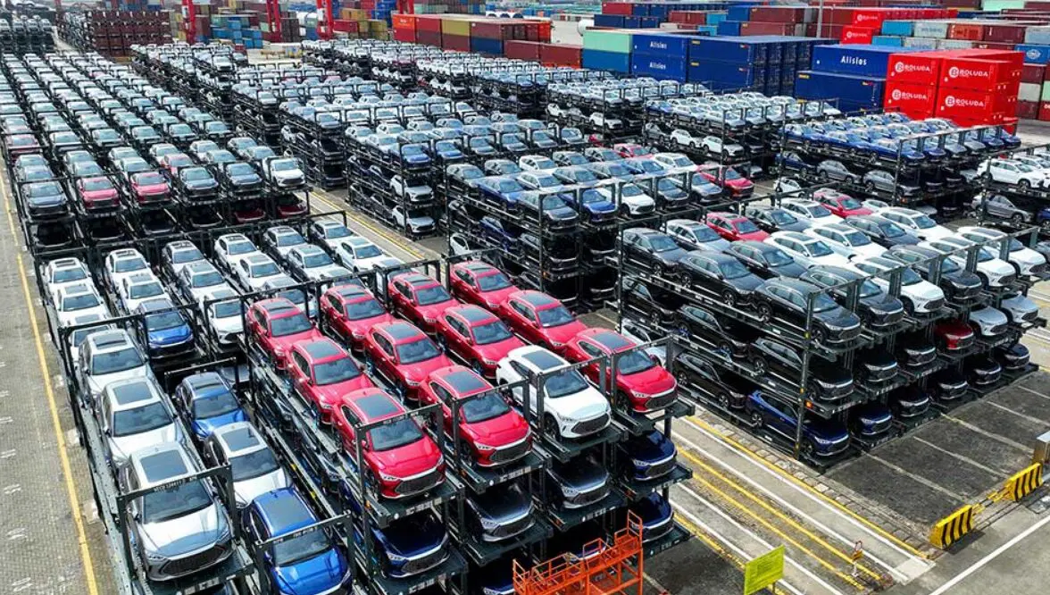 Продажи автомобилей в Китае в январе упали самыми быстрыми темпами за последние два года